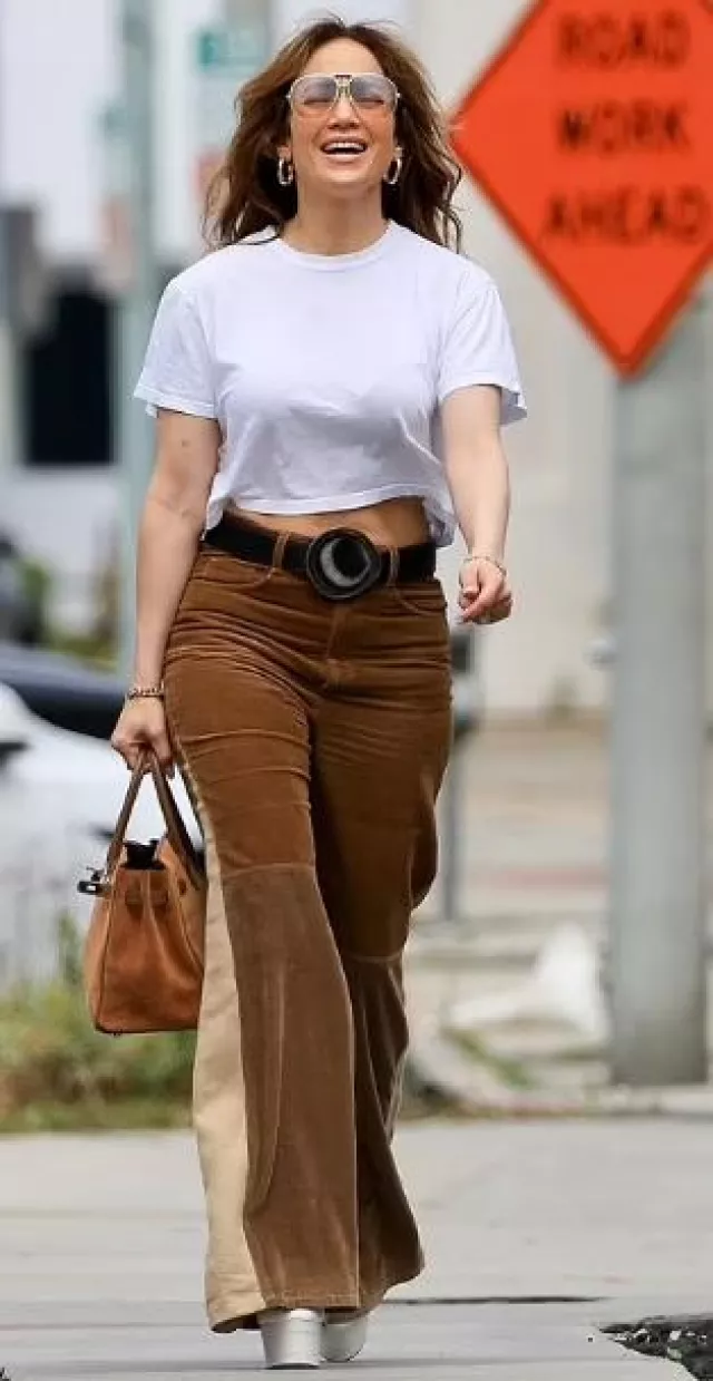 Pantalones acampanados de pana de algodón con paneles de Chloe usados por Jennifer Lopez en Los Ángeles el 7 de junio de 2023