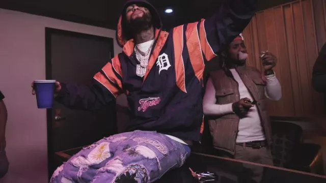 Veste anorak Starter Detroit Tigers Navy & Orange Trim portée par Dave East dans Baywatch (Eastmix) (AUDIO)