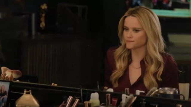 Chemise en soie ajustée classique portée par Bradley Jackson (Reese Witherspoon) dans The Morning Show (S03E09)