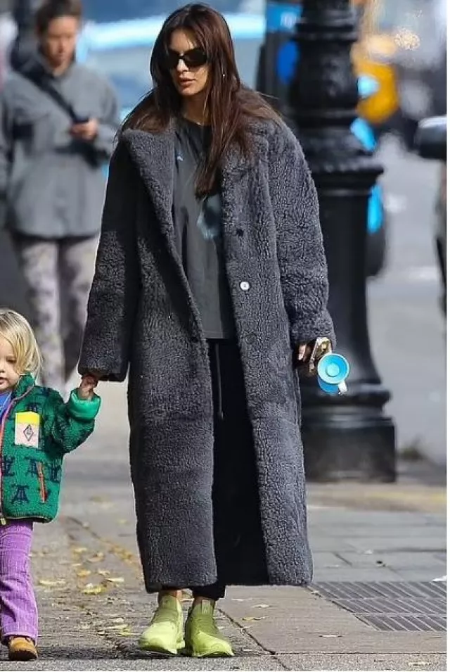 Zapatillas Loewe Cloudtilt en verde lima usadas por Emily Ratajkowski en la ciudad de Nueva York el 1 de noviembre de 2023