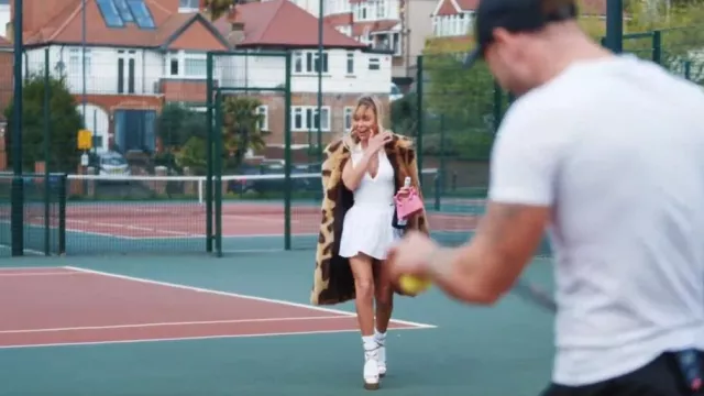 Manteau yourbancode en fausse fourrure léopard porté par Ella Morgan comme on le voit dans Mariés au premier regard au Royaume-Uni (S08E24)