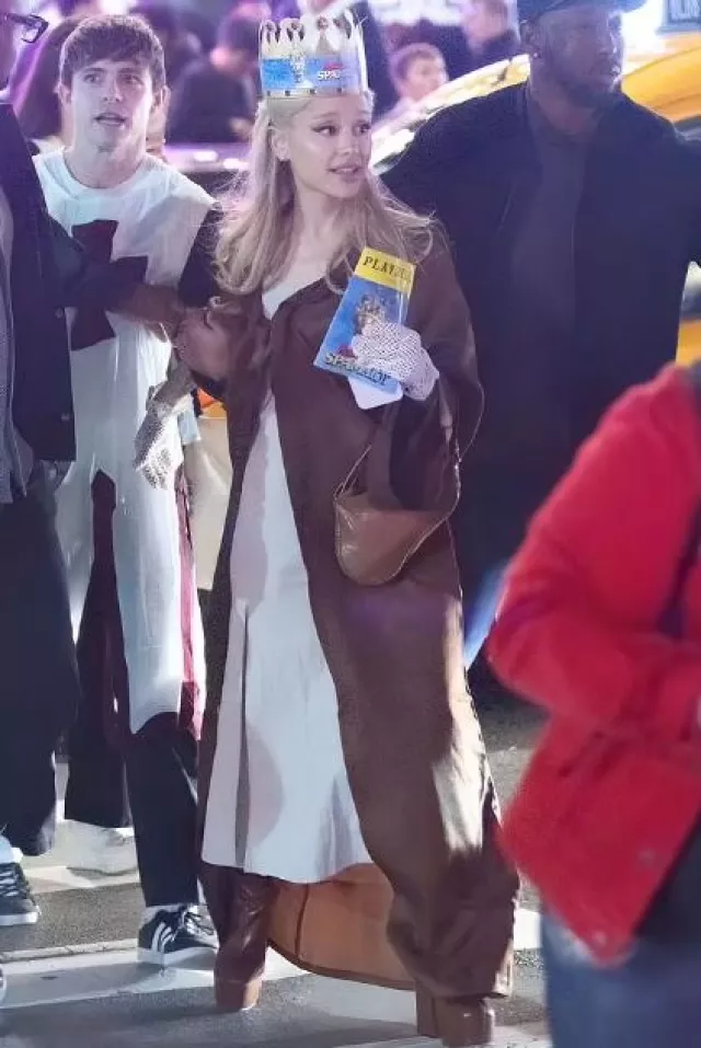 Bottes en cuir à talon carré Dries Van Noten portées par Ariana Grande au Monty Python’s Spamalot à Broadway le 31 octobre 2023