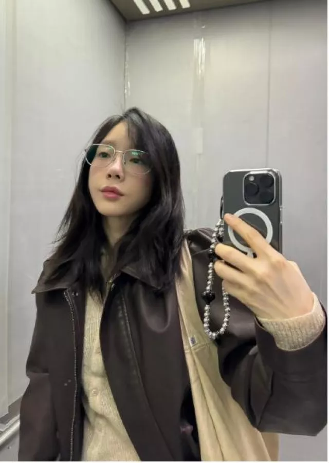 Smoothmood Brown Carpenters Leather Jacket worn by Taeyeon on her Instagram on October 31, 2023
