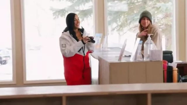 Traje de nieve para mujer Oneskee, rojo y blanco usado por Monica Garcia como se ve en The Real Housewives of Salt Lake City (T04E08)