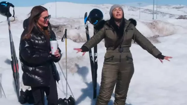 UpWear and Suits Traje de nieve de una pieza en verde oliva usado por Monica Garcia como se ve en The Real Housewives of Salt Lake City (T04E08)