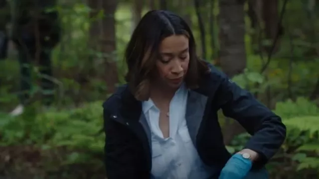 Chemise Theory Notch Relaxed portée par Sarah Truong (Mayko Nguyen) comme on le voit dans Hudson & Rex (S06E05)