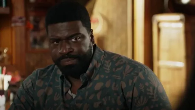 Chemise Mansfield des frères Howler portée par TC (Stephen Hill) comme on le voit dans Magnum P.I. (S05E15)