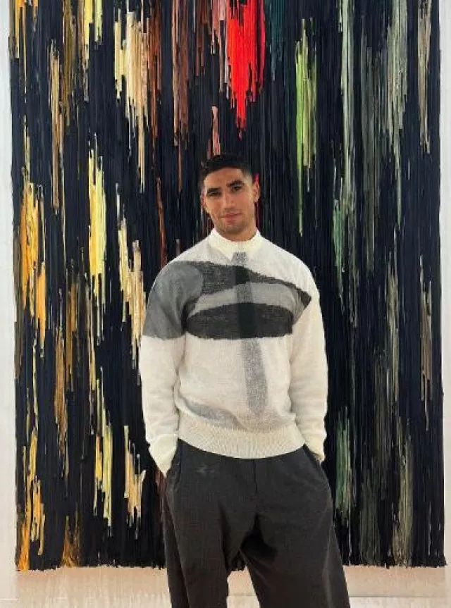 C2h4 Pull abstrait Ellipse blanc et gris porté par Achraf Hakimi sur le compte Instagram @achrafhakimi
