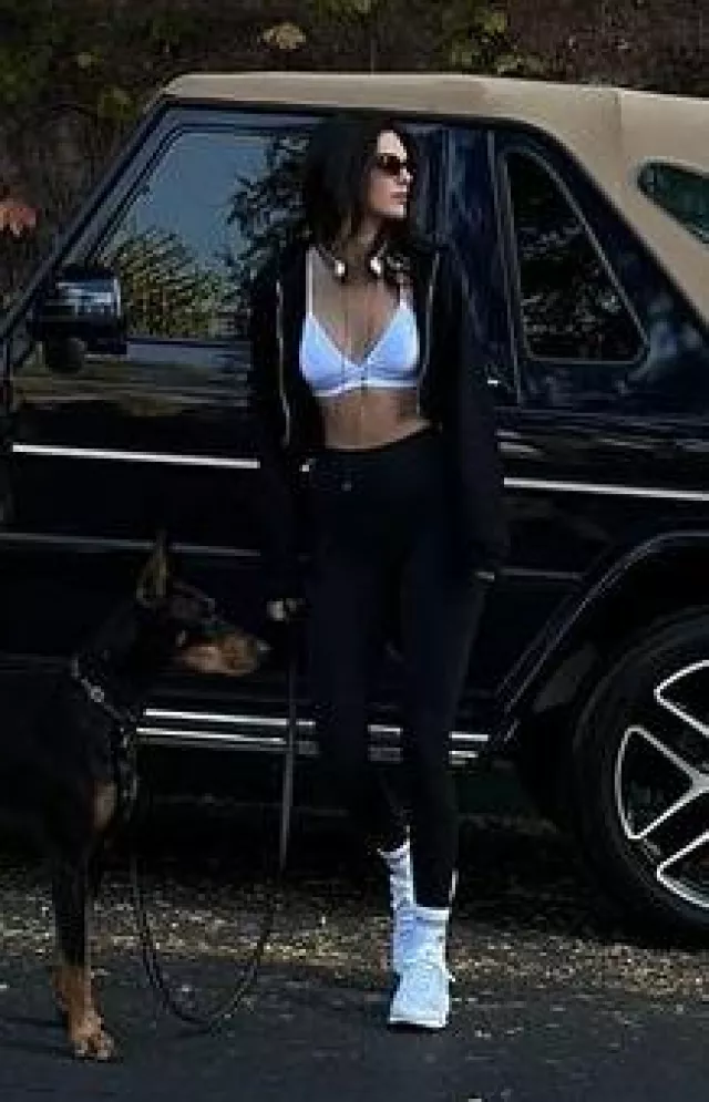 Sweat à capuche zippé Alo Yoga Breakaway porté par Kendall Jenner sur son post Instagram le 30 octobre 2023