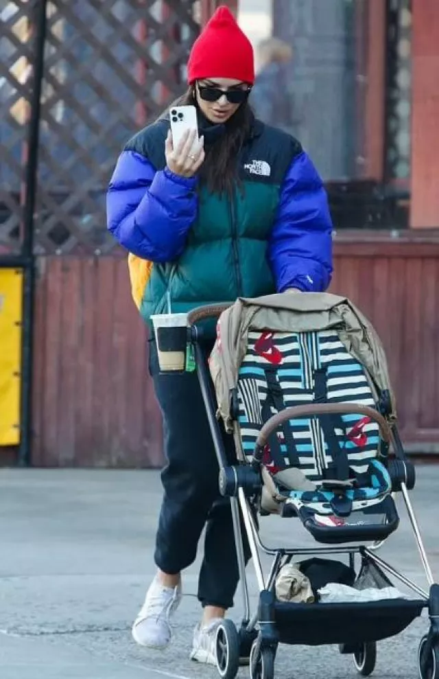 Danzy Clas­sic Sweats worn by Emily Ratajkowski in NYC post on November 3, 2023