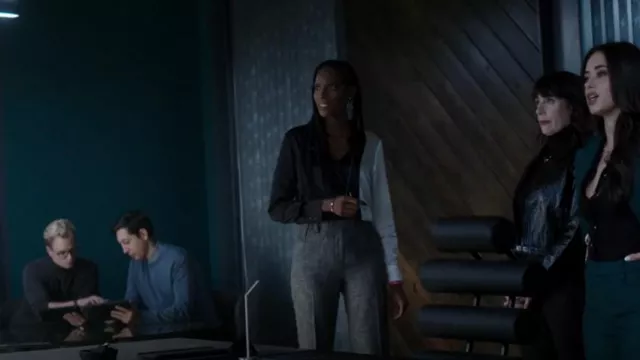 Alice + Olivia Willa Combo Top porté par Aleesha (Zainab Johnson) comme on le voit dans Upload (S03E05)