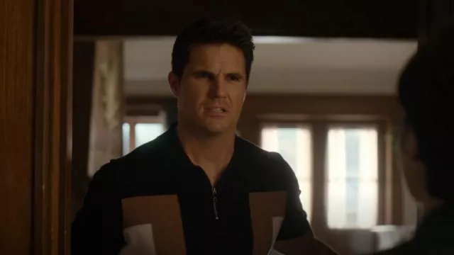 Ted Baker Larbrot porté par Nathan Brown (Robbie Amell) tel qu’on le voit dans Upload (S03E05)