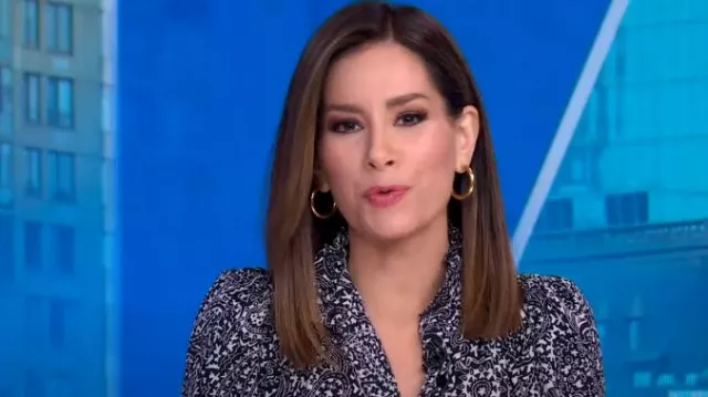 Blusa de cuello alto estampada Isabel Marant Lamia en negro usada por Rebecca Jarvis como se ve en Good Morning America el 3 de noviembre de 2023
