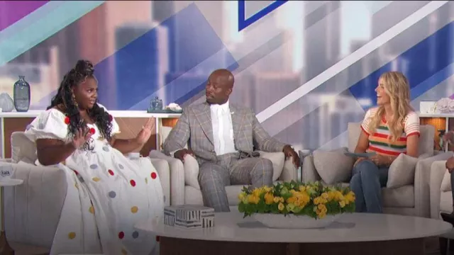 Marca de moda de la empresa Clown Bride Virgin Gown usado por Nicole Byer como se ve en The Talk el 13 de octubre de 2023