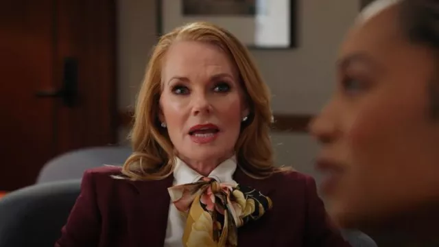 Cadre des années 70 chemise boutonnée en soie au point de contraste portée par Lisa Benner (Marg Helgenberger) comme on le voit dans All Rise (S03E18)