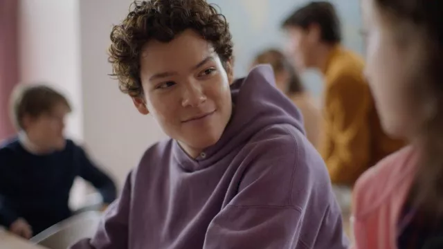The purple hoodie worn by Simon (Omar Rudberg) in the series Young ...