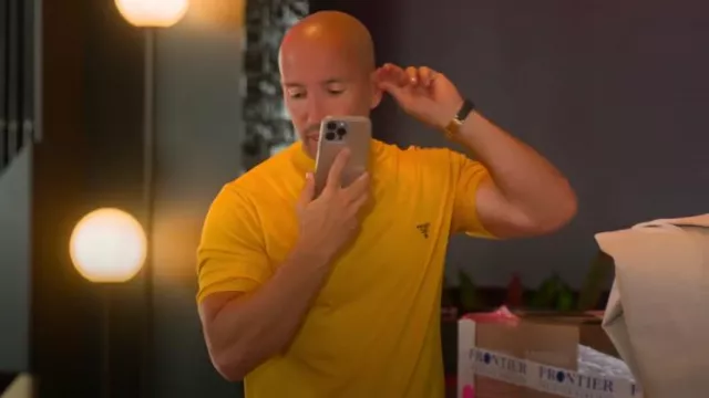 Camiseta de lana con logotipo bordado de Prada en amarillo usada por Jason Oppenheim en Selling Sunset (T07E11)