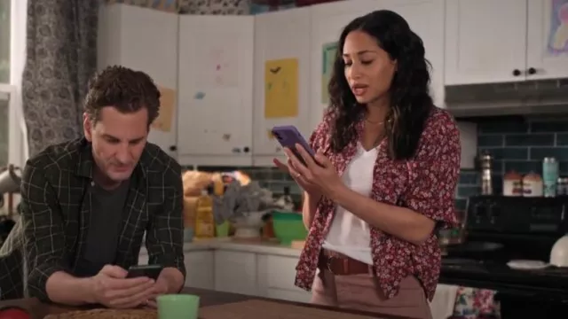 Madewell Whis­per Cot­ton V-Neck Pock­et Tee worn by Astrid (Meaghan Rath) as seen in Children Ruin Everything (S03E07)