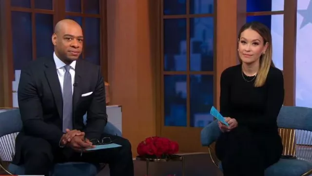 Vestido largo de manga larga Good American Good Touch usado por Eva Pilgrim como se ve en Good Morning America el 7 de noviembre de 2023