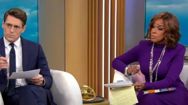 Sergio Hudson Robe mi-longue pull à épaules fortes portée par Gayle King comme on le voit dans CBS Mornings le 6 novembre 2023