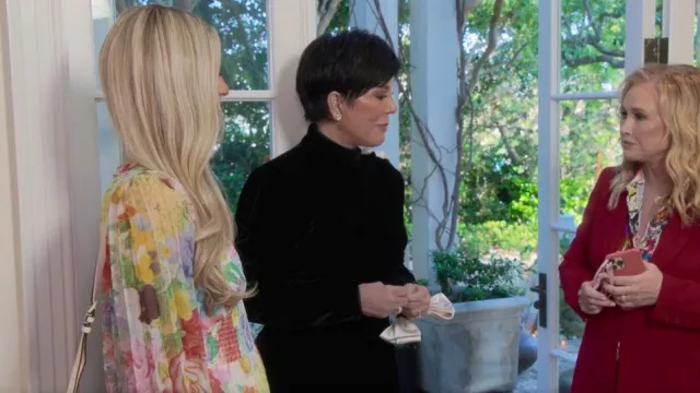 Alice + Olivia Bennet Combinaison plissée fleurie portée par Kris Jenner dans The Kardashians (S04E07)