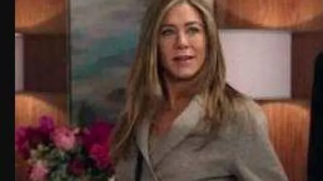 Sac à bandoulière porté par Alex Levy (Jennifer Aniston) dans la série télévisée The Morning Show (S03)