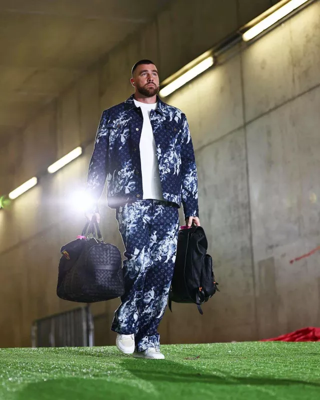 Jean Louis Vuitton bleu à imprimé floral tailladé porté par Travis Kelce sur le compte Instagram @killatrav