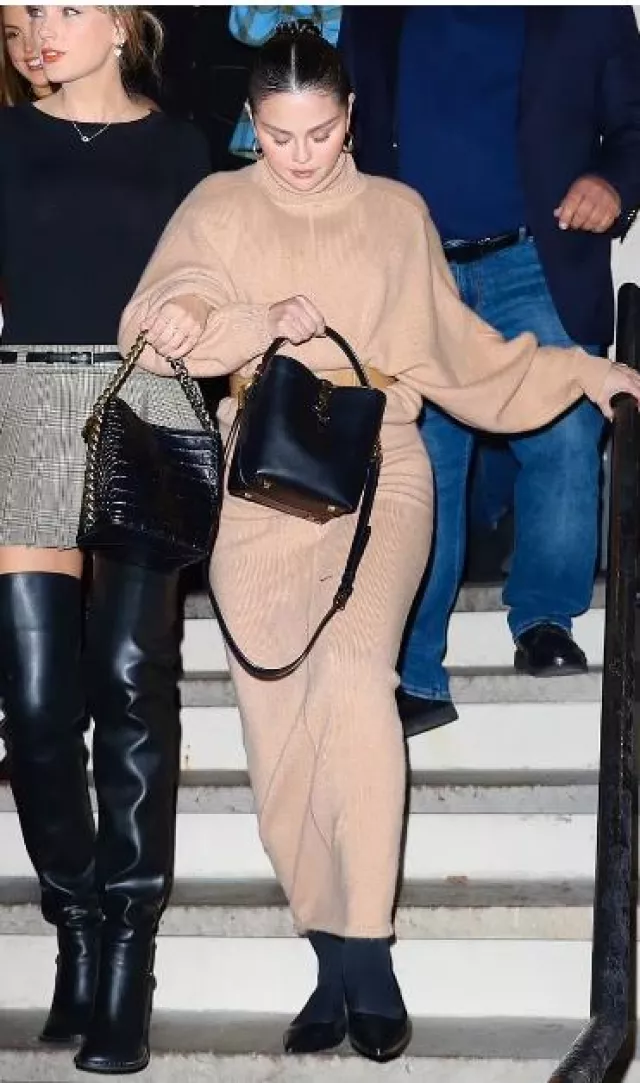 Robe longue Dolman en cachemire Frame en Blush portée par Selena Gomez à New York le 4 novembre 2023
