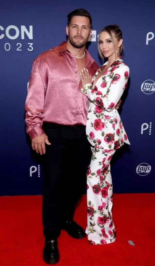 Blazer à fleurs blanc Portia de Nadine Merabi porté par Scheana Shay chez Bravocon le 4 novembre 2023