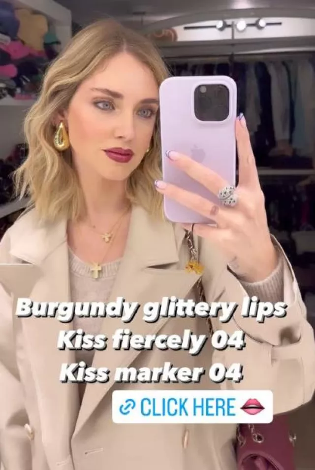 Cartier Emer­ald And Onyx Pan­there Ring worn by Chiara Ferragni on her Instagram Story on November 6, 2023