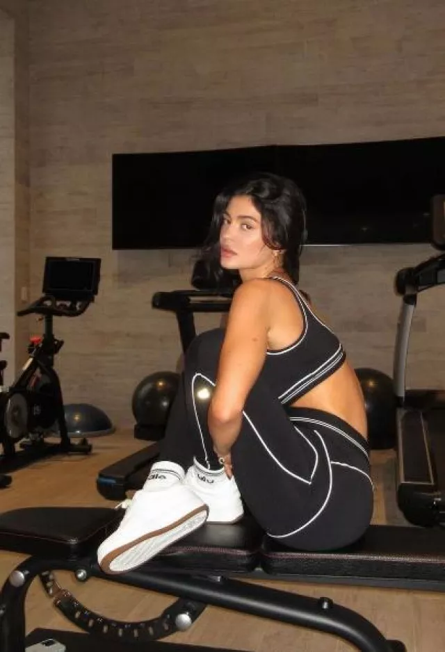 Alo Yoga Airbrush High-Waist Heart Throb Legging worn by Kylie Jenner on her Instagram Post on November 6, 2023