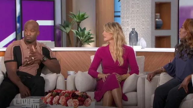 Polo Jesty de Ted Baker porté par Akbar Gbaja-Biamila tel qu’on le voit dans The Talk le 9 novembre 2023