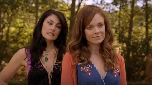 Peggy Large Witch­es Neck­lace worn by Wendy Beauchamp (Mädchen Amick) as seen in Witches of East End (S01E01)