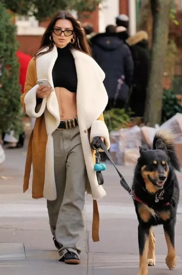 Ceinture en cuir Khaite Bella portée par Emily Ratajkowski à New York le 12 novembre 2023
