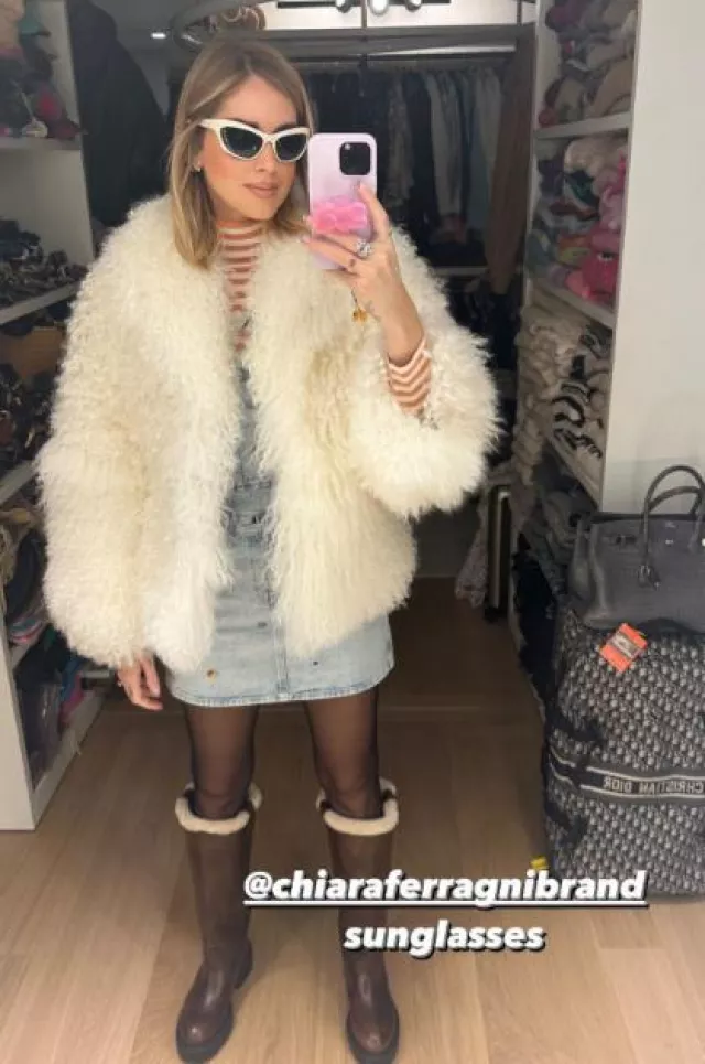 Tommy Jeans Flag Motif Denim Overall Dress portée par Chiara Ferragni sur sa Story Instagram le 12 novembre 2023