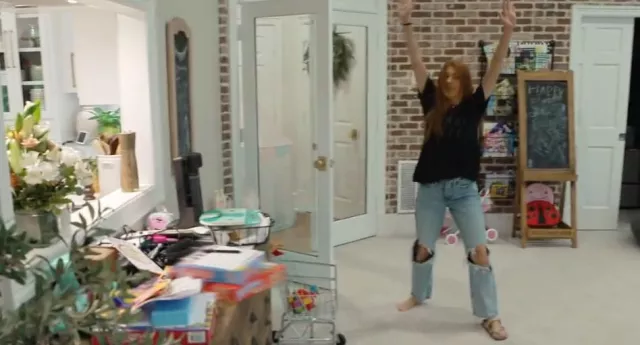Le jean Levi’s High Waist Flare en bleu porté par Jenn Todryk comme on le voit dans No Demo Reno (S03E09)