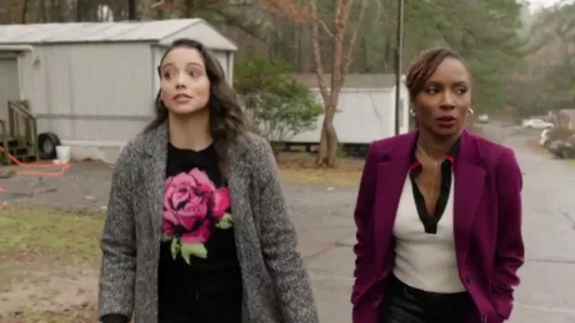 Maeve Pull en cachemire à manches bouffantes porté par Lacey Quinn (Gabrielle Walsh) comme on le voit dans Found (S01E07)