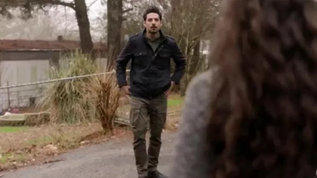 Chaqueta militar de algodón Levi usada por Dhan Rana (Karan Oberoi) como se ve en Found (S01E07)