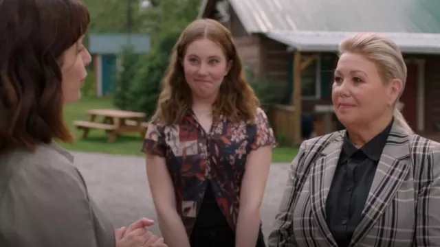 Cider Flo­ral & Leaf Print Crop Top worn by Katie Fleming-Morris (Baye McPherson) as seen in Heartland (S17E07)