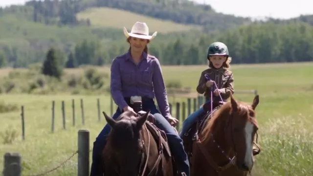 Vaqueros Wrangler Q-Baby Mid-Rise Bootcut usados por Amy Fleming (Amber Marshall) como se ve en Heartland (T17E07)