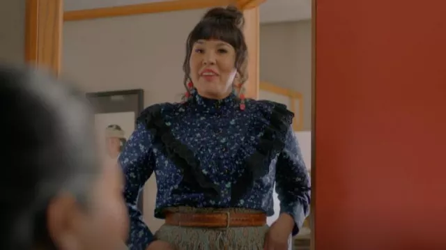Y.a.s Flo­ral Print­ed Shirt worn by Rose Sinclair (Cheyenna Sapp) as seen in Acting Good (S02E05)
