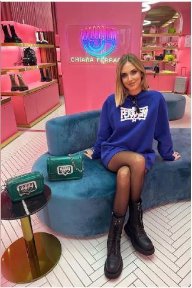 Chiara Ferragni Oversize Graffiti Sweatshirt en bleu porté par Chiara Ferragni sur son Instagram le 15 novembre 2023