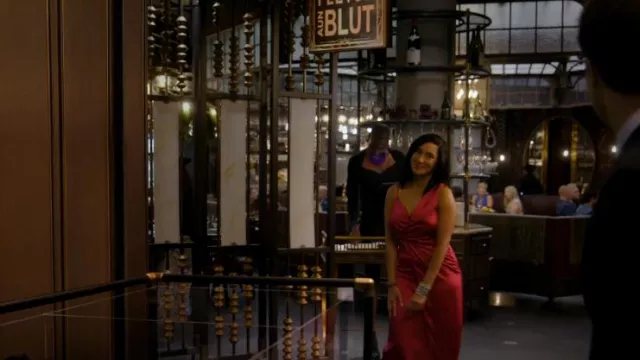 Ted Baker Odellia Robe portée par Nora Antony (Andy Allo) comme on le voit dans Upload (S03E08)