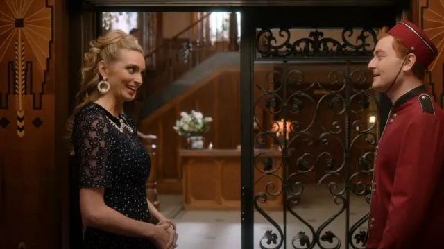Robe Sandro brodée Fit & Flare portée par Ingrid Kannerman (Allegra Rose Edwards) comme on le voit dans Upload (S03E08)