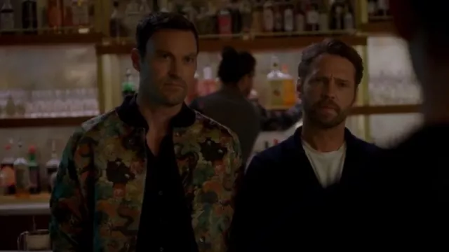 Blouson aviateur en satin Topman Flaming Dragon Skull porté par Brian Austin Green (Brian Austin Green) comme on le voit dans BH90210 (S01E03)