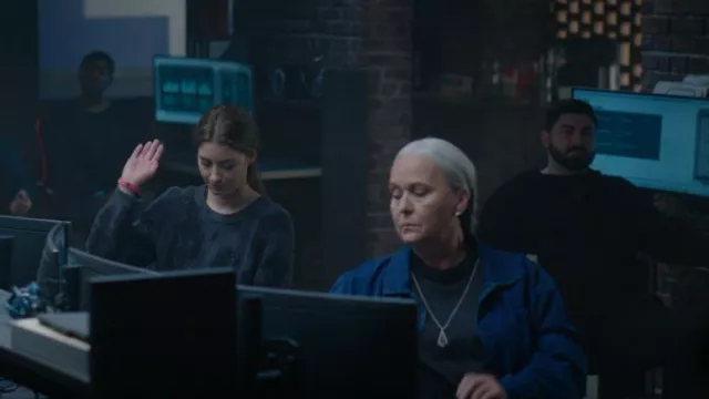 Rails Venus Sweater porté par Tinsley (Mackenzie Cardwell) comme on le voit dans Upload (S03E08)