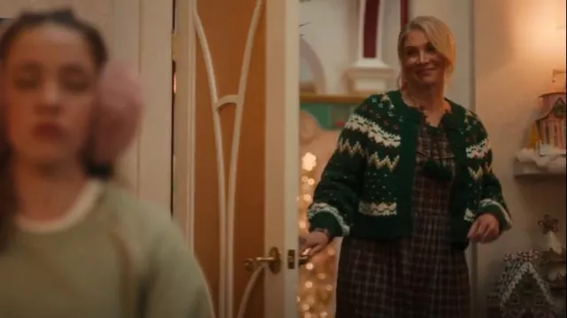 Le Grand. Cardigan imprimé de la patinoire un vert porté par la mère Noël (Elizabeth Mitchell) comme on le voit dans la garde-robe de la série télévisée Le Père Noël (saison 2 épisode 3)