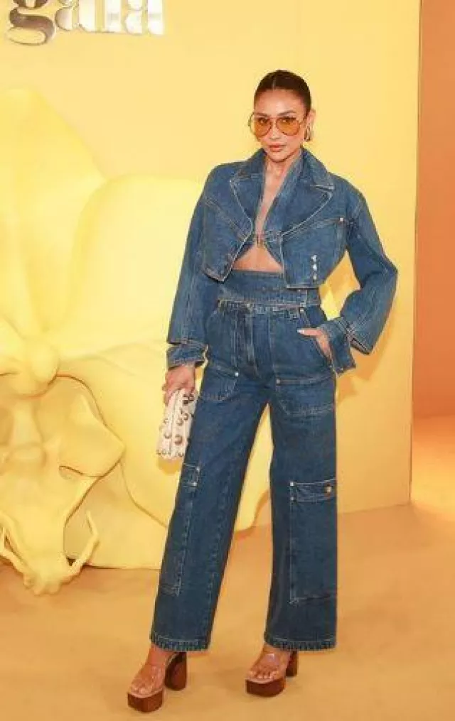 Mini clutch de Cult Gaia Jaala usado por Shay Mitchell en el desfile de Cult Gaia el 14 de noviembre de 2023