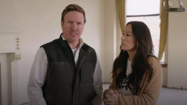 Clare V Original Tee in Ivory Paris Los Angeles worn by Joanna Gaines as seen in Fixer Upper: The Hotel (S01E01)