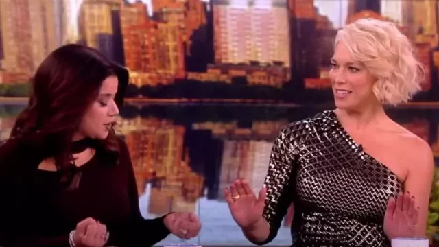 Robe en soie Rixo Jenny portée par Hannah Waddingham vue dans The View le 15 novembre 2023